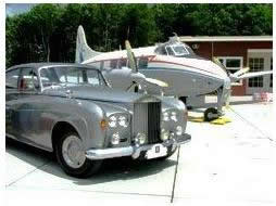 Oldtimer autos en vliegtuigen in Aviodrome
